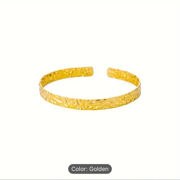 Delicate Hammered Texture Cuff Bracelet
Stainless Steel 18K Plated Elegant Style - Picture 8 of 8